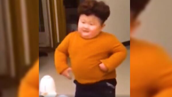 Забавный мальчик довел всех до слез своим танцем – видео - Sputnik Грузия