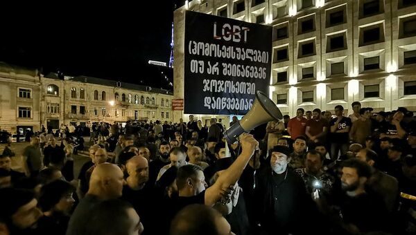 Противники ЛГБТ провели акцию протеста у здания правительственной администрации - Sputnik Грузия