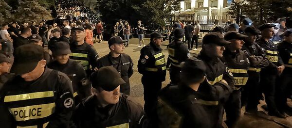 ლგბტ-თემის მოწინააღმეგეთა აქცია კანცელარიის შენობასთან - Sputnik საქართველო