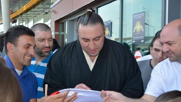 Леван Горгадзе (Тотиносин) раздает автографы в Тбилисском аэропорту - Sputnik Грузия