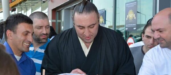 Леван Горгадзе (Тотиносин) раздает автографы в Тбилисском аэропорту - Sputnik Грузия