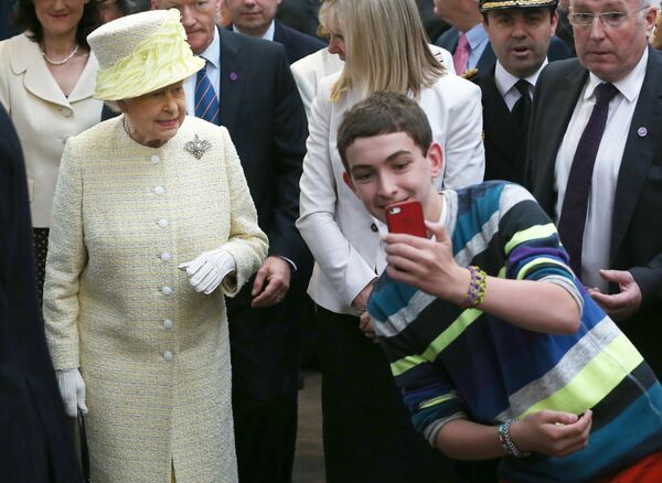 ბიჭი სელფის იღებს დიდი ბრიტანეთის დედოფალ ელიზაბეთ მეორესთან - Sputnik საქართველო