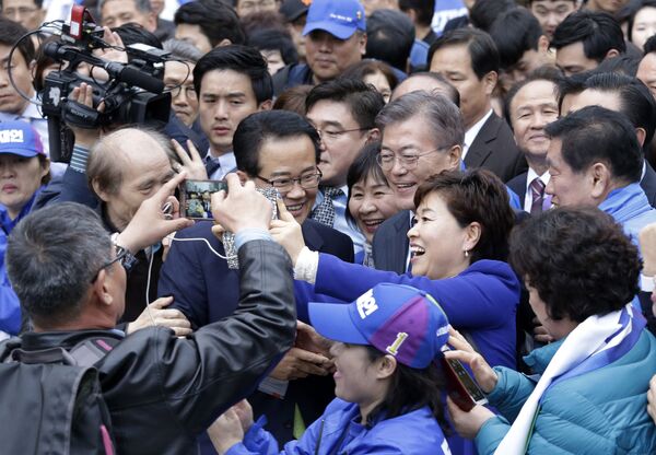 Кандидат в президенты Южной Кореи Мун Чжэ Ин во время селфи со сторонниками  - Sputnik Грузия