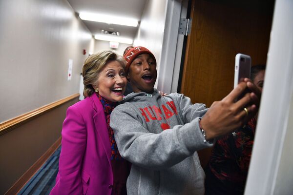 Совместное фото кандидата в президенты Хиллари Клинтон и певца Фаррелла Уильямса во время предвыборной кампании в Северной Каролине - Sputnik Грузия