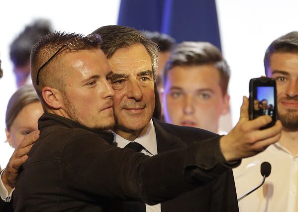 Кандидат в президенты Франции Франсуа Фийон делает селфи со сторонником после предвыборной встречи в Тулоне - Sputnik Грузия