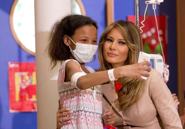 გოგონა სელფის იღებს აშშ-ის პირველ ლედი მელანია ტრამპთან ერთად საბავშვო საავადმყოფოში Queen Fabiola, ბრიუსელი - Sputnik საქართველო