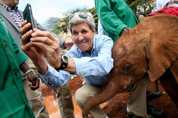Госсекретарь США Джон Керри делает селфи со слоненком в Национальном парке Найроби - Sputnik Грузия
