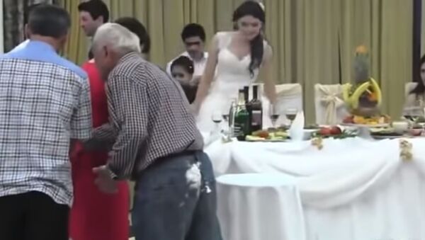 ქართულ ქორწილში ნასვამმა ბაბუმ ცეკვის დროს ტორტი შეიწირა - Sputnik საქართველო