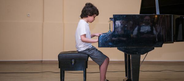 Девятилетний пианист и композитор Цотнэ Зедгинидзе - Sputnik Грузия