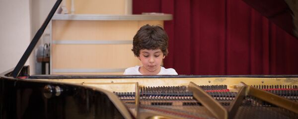 Девятилетний пианист и композитор Цотнэ Зедгинидзе - Sputnik Грузия