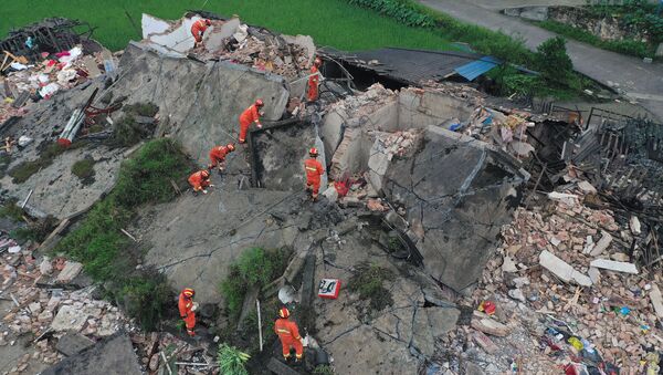 Спасатели на руинах здания после сильного землетрясения в городе Yibin китайской провинции Сычуань - Sputnik Грузия