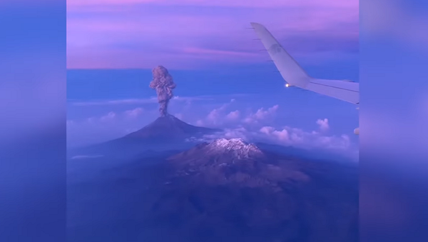 Как выглядит извержение вулкана из летящего самолета – завораживающее видео - Sputnik Грузия