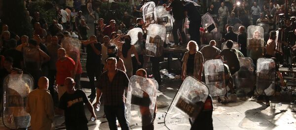 Акция протеста у парламента Грузии. Полиция разгоняет митингующих - Sputnik Грузия