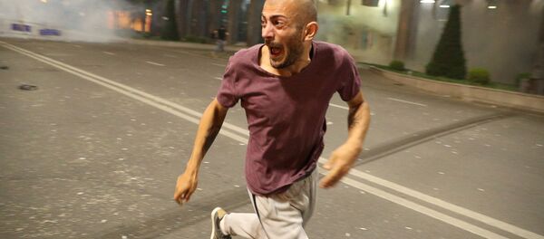 Акция протеста у парламента Грузии. Полиция применяет слезоточивый газ - Sputnik Грузия