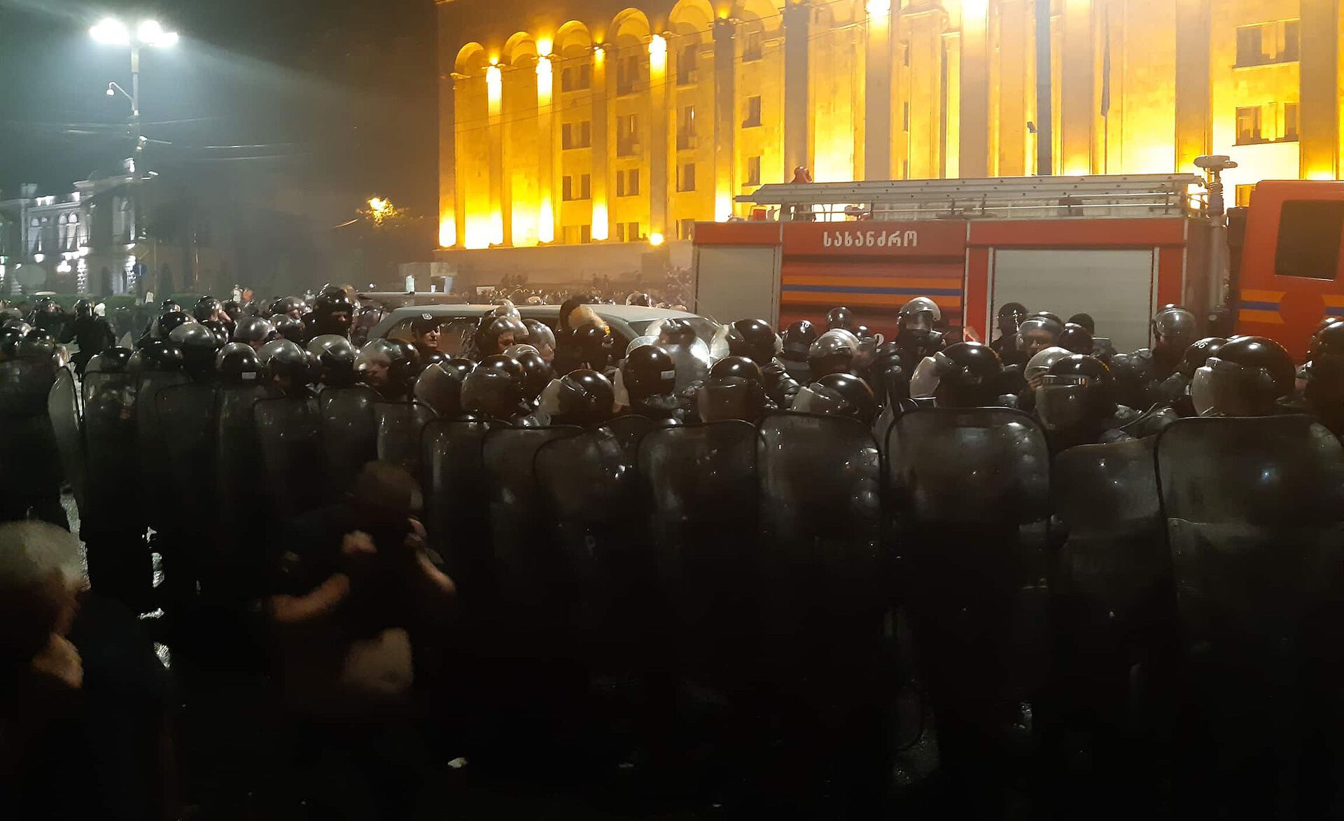 Акция протеста у здания парламента Грузии. Полиция разгоняет митингующих - Sputnik Грузия, 1920, 19.10.2022
