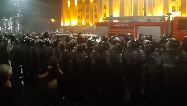 Акция протеста у здания парламента Грузии. Полиция разгоняет митингующих - Sputnik Грузия