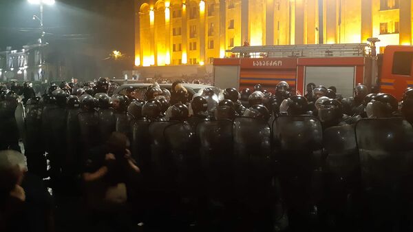 Акция протеста у здания парламента Грузии. Полиция разгоняет митингующих - Sputnik Грузия