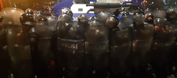 Беспорядки в Тбилиси: в полицейских летят камни - видео Беспорядки в Тбилиси: в полицейских летят камни - видео - Sputnik Грузия