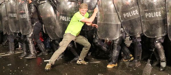 საპროტესტო აქცია პარლამენტთან საპროტესტო აქცია პარლამენტთან - Sputnik საქართველო