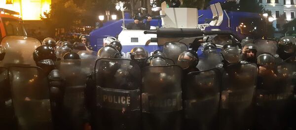 წყლის ჭავლი პარლამენტის შენობასთან - მომიტინგეები არ იშლებიან - Sputnik საქართველო