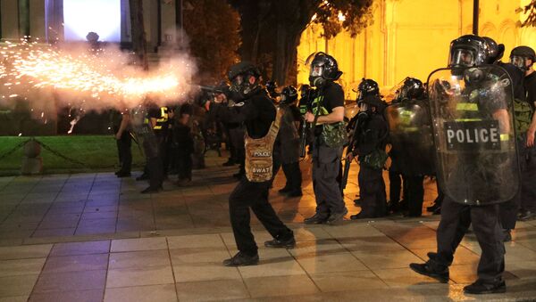 Акция протеста у парламента. Спецназ разгоняет протестующих, используя слезоточивый газ - Sputnik Грузия