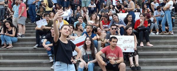 Студенты проводят акцию протеста у ТГУ - Sputnik Грузия