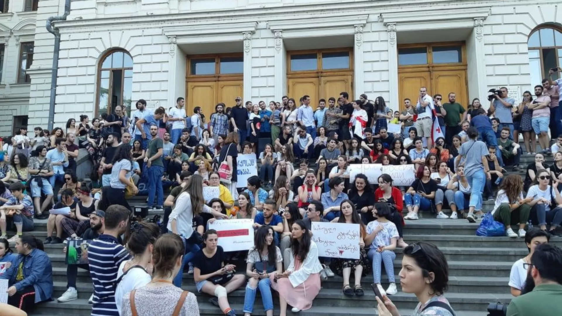 Студенты проводят акцию протеста у ТГУ Студенты проводят акцию протеста у ТГУ - Sputnik Грузия, 1920, 10.10.2022