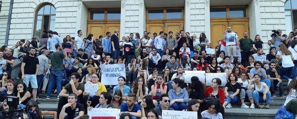 სტუდენტთა საპროტესტო აქცია თსუ-სთან სტუდენტთა საპროტესტო აქცია თსუ-სთან - Sputnik საქართველო