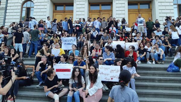 Студенты проводят акцию протеста у ТГУ - Sputnik Грузия