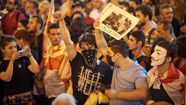 Руки вверх - символ мирного характера акции протеста у парламента - видео - Sputnik Грузия