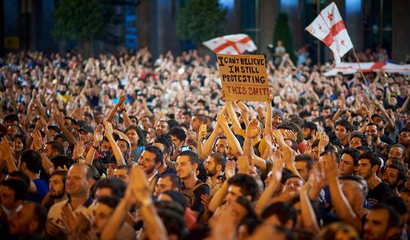 В ночь на субботу у здания парламента Грузии собрались тысячи людей - Sputnik Грузия