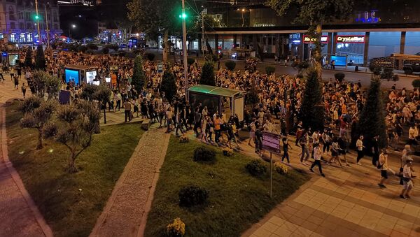 Как колонна протестующих шла к офису Грузинской мечты по центру Тбилиси - видео - Sputnik Грузия