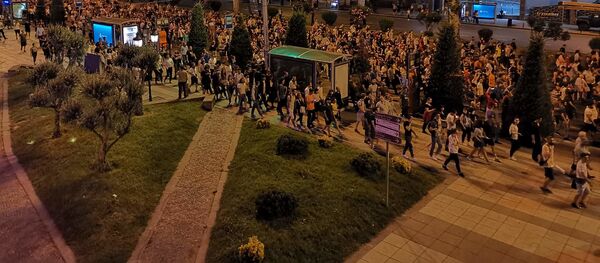 Как колонна протестующих шла к офису Грузинской мечты по центру Тбилиси - видео - Sputnik Грузия