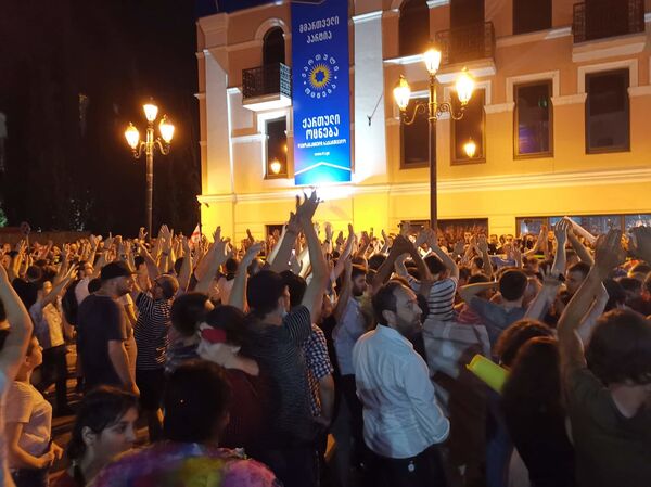 Дистанционная попытка Революции роз, или Что на самом деле творится в Грузии - Sputnik Грузия