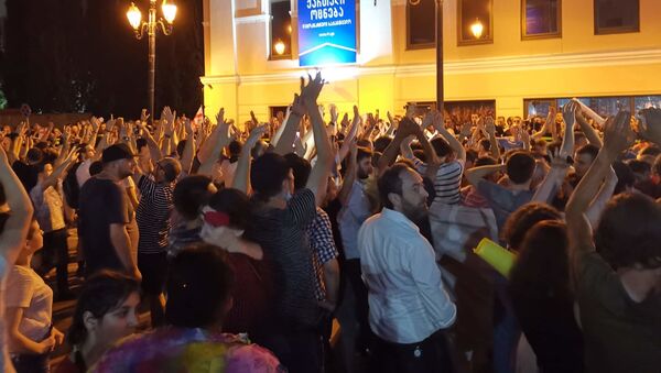 Протестующие у офиса правящей партии Грузинская мечта скандировали лозунги - видео - Sputnik Грузия