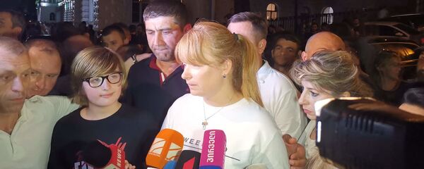 Сандра Рулофс на акции протеста у парламента Грузии - Sputnik Грузия