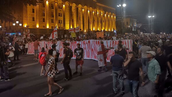Митингующие начали шествие в сторону канцелярии - Sputnik Грузия