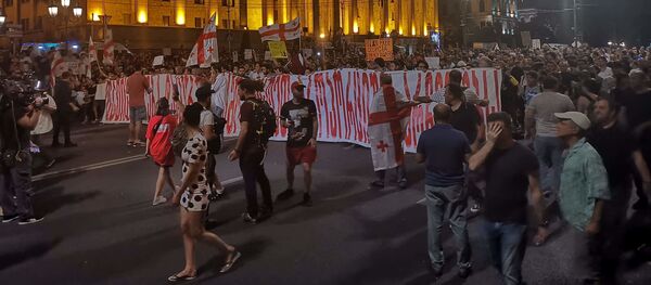 Митингующие начали шествие в сторону канцелярии - Sputnik Грузия