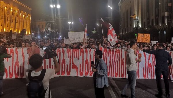 Митингующие начали шествие в сторону канцелярии - Sputnik Грузия