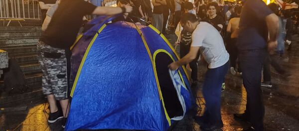 Молодые люди, объявившие голодовку у здания парламента Грузии - Sputnik Грузия