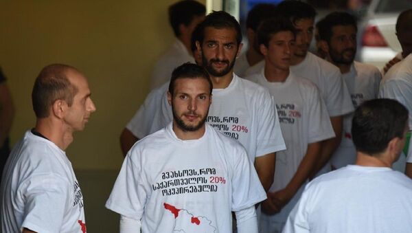Футболисты тбилисского Локомотива в футболках с антироссийским лозунгом - Sputnik Грузия