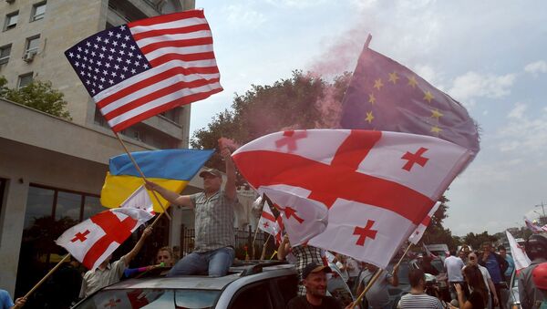 Флаги Грузии, США, Украины и ЕС на акции протеста в столице Грузии - Sputnik Грузия