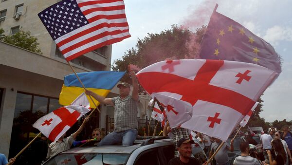 Автоколонна протестующих с флагами ЕС и США проехала по улицам Тбилиси - видео - Sputnik Грузия