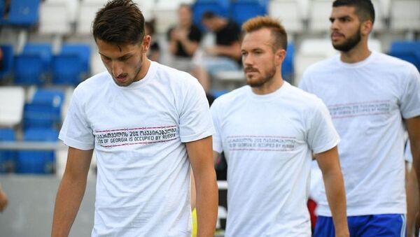Футболисты тбилисского Динамо в футболках с антироссийским лозунгом  - Sputnik Грузия