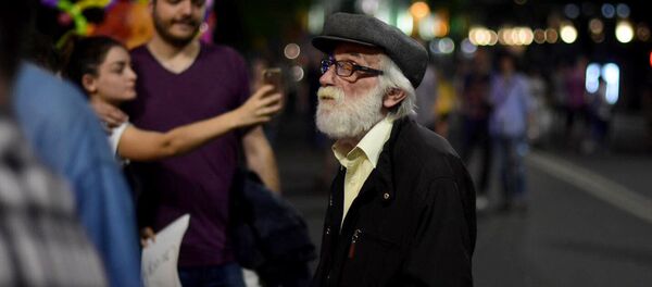 Пожилой мужчина на акции протеста у парламента Грузии - Sputnik Грузия