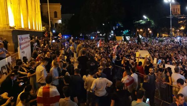 Протесты в столице Грузии не стихают - как сейчас проходит пятый день акции у парламента - Sputnik Грузия
