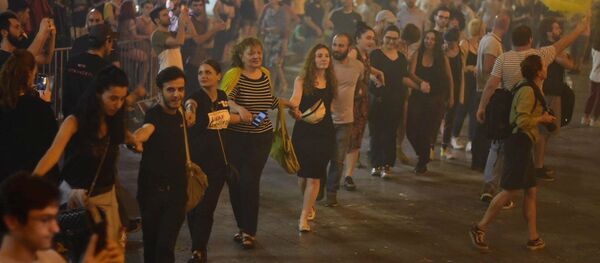 Живая цепь на акции протеста у парламента Грузии - Sputnik Грузия