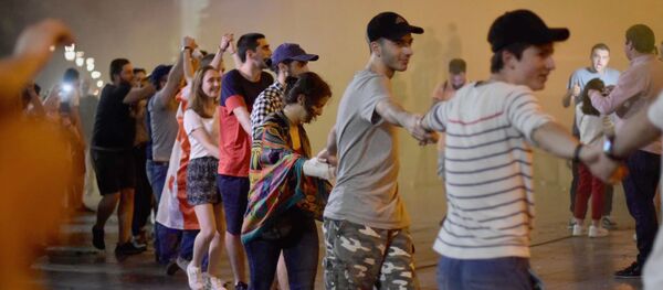 Живая цепь на акции протеста у парламента Грузии - Sputnik Грузия