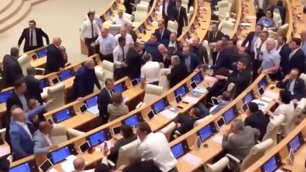 Потасовка между депутатами в зале заседаний парламента Грузии - видео - Sputnik Грузия