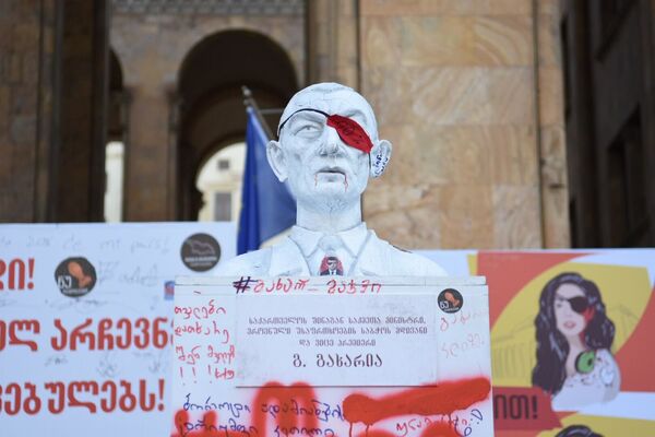 Бюст Георгия Гахария, который принесли митингующие на акцию протеста - Sputnik Грузия